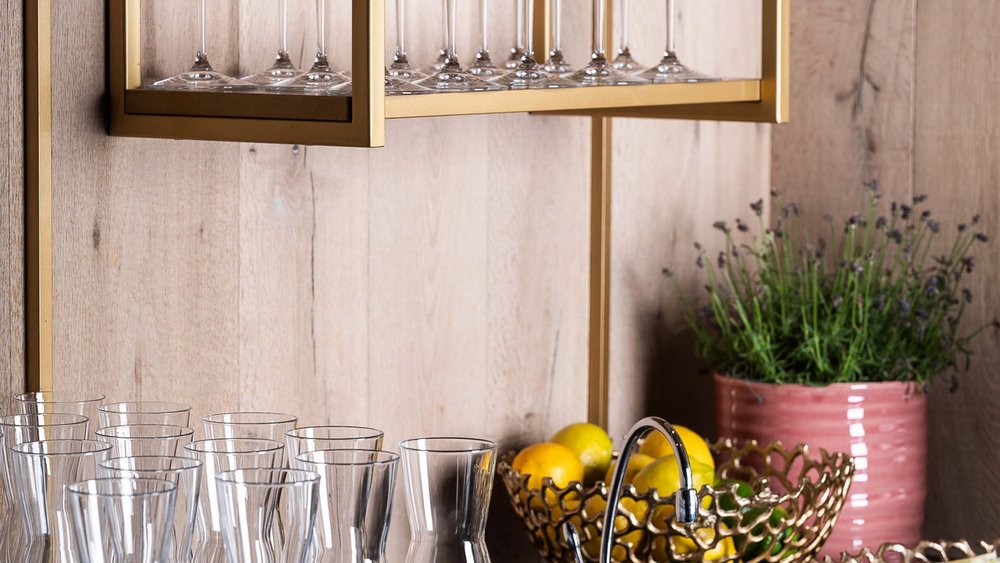 Le foto più belle dell’Alpen Tesitin Bicchieri e caraffe puliti sul piano cucina con frutta e pianta